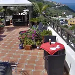 Mit Kleiner Innenhof-terrasse Im Rustikalen Stil 公寓